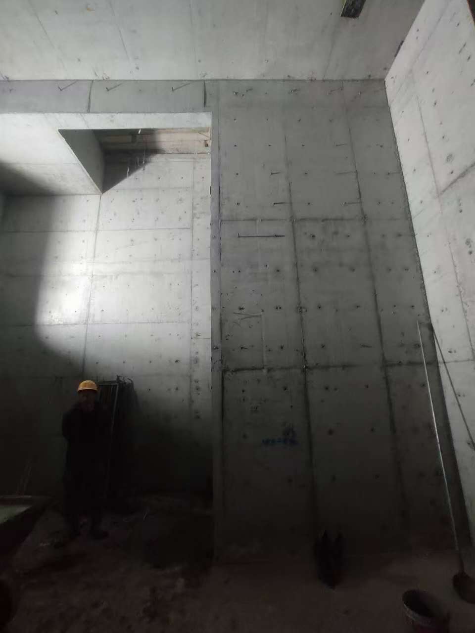 旺苍墙上开槽钢筋断了有影响吗